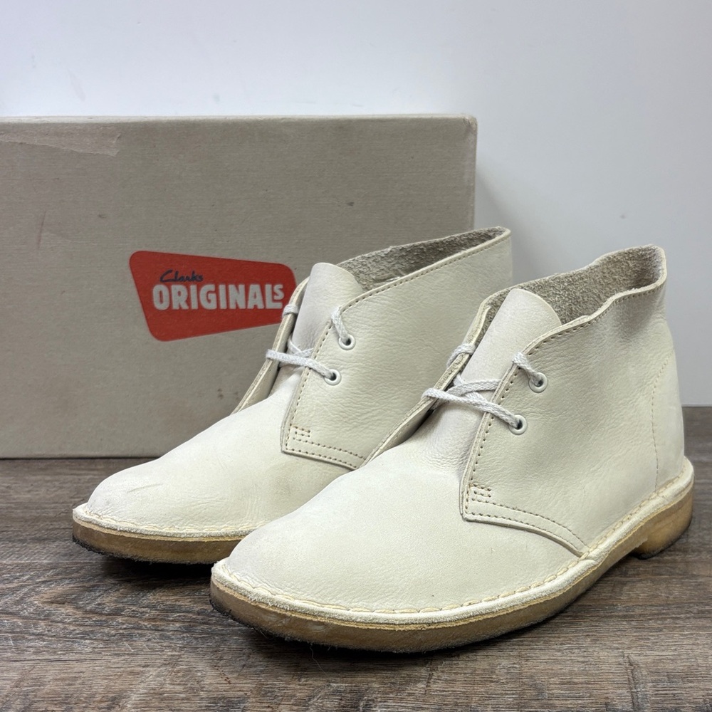 Clark’s Originals Women’s Ivory Suede Desert Boots Size 8.5